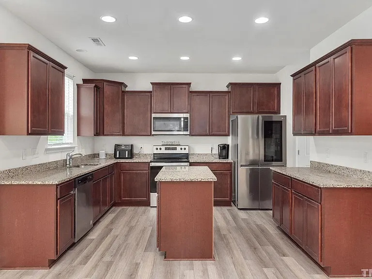 220 Avery Glenn Way — Photo 18