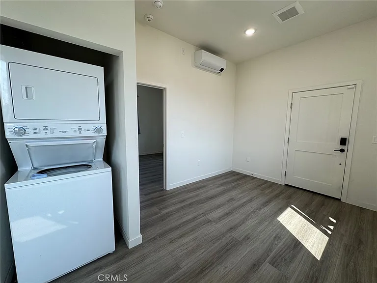 209 1/2 N Serrano Ave — Photo 16
