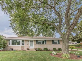 N86W14553 Macarthur Dr, Menomonee Falls, WI 53051