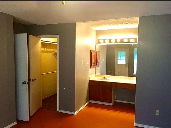 Master w/walk-in closet