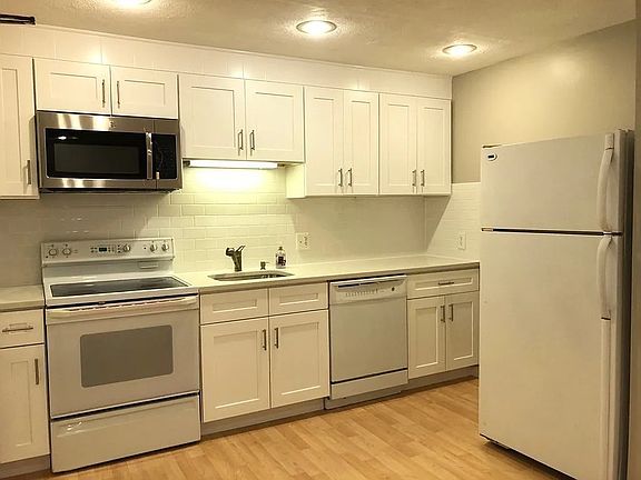 3rd image of 15 Davis Rd APT B14