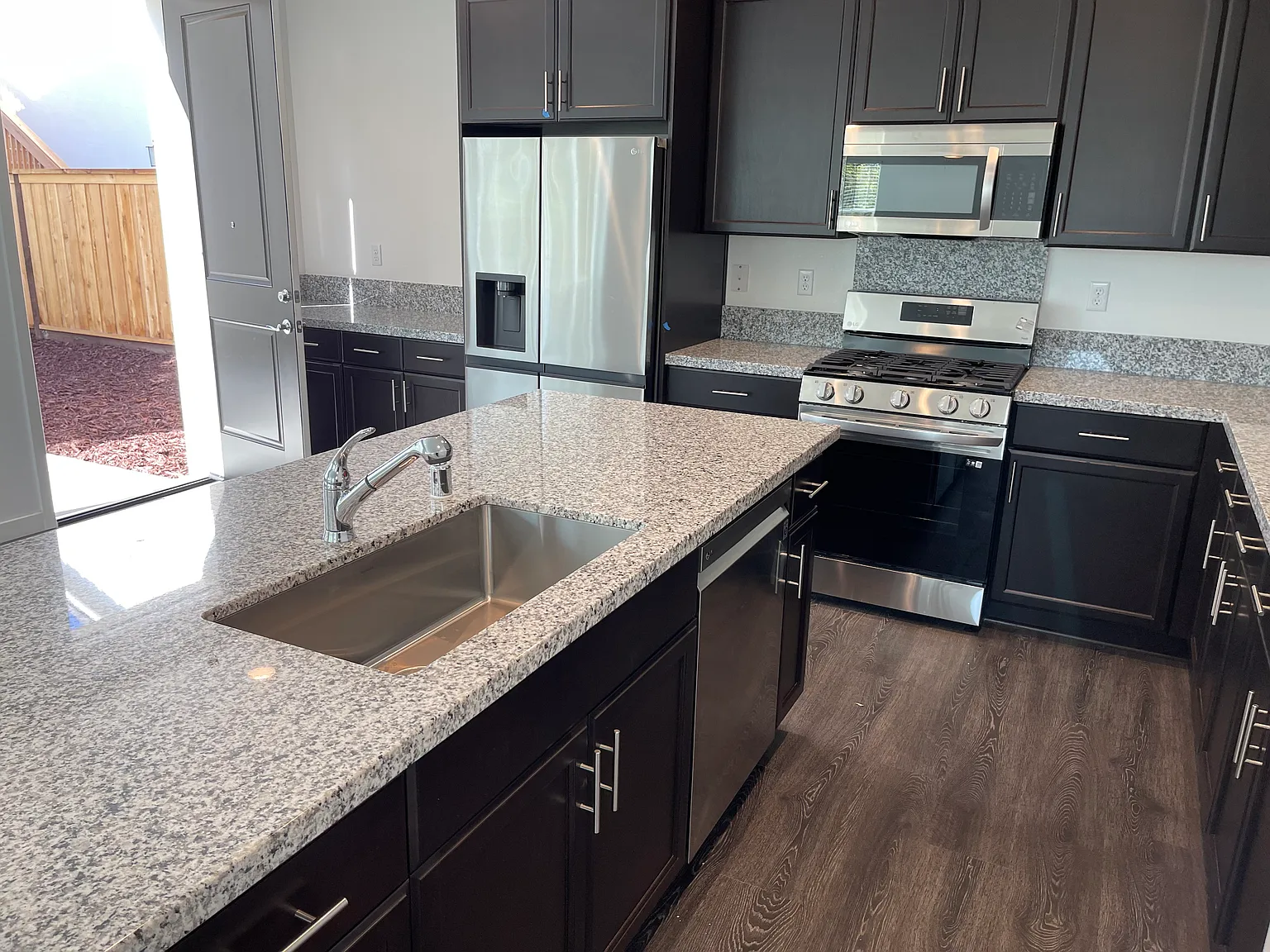 4 bed, 2079 sqft, $4,300 — Photo 2