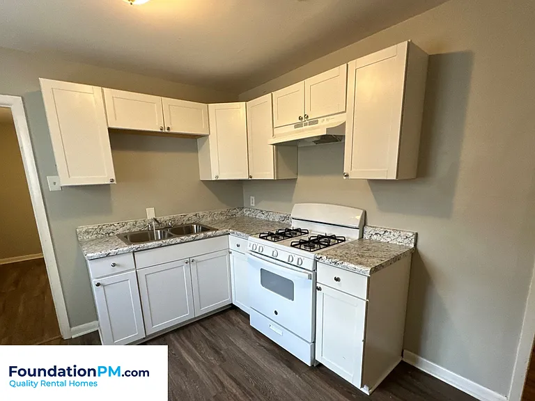 672 Carpenter St — Photo 3