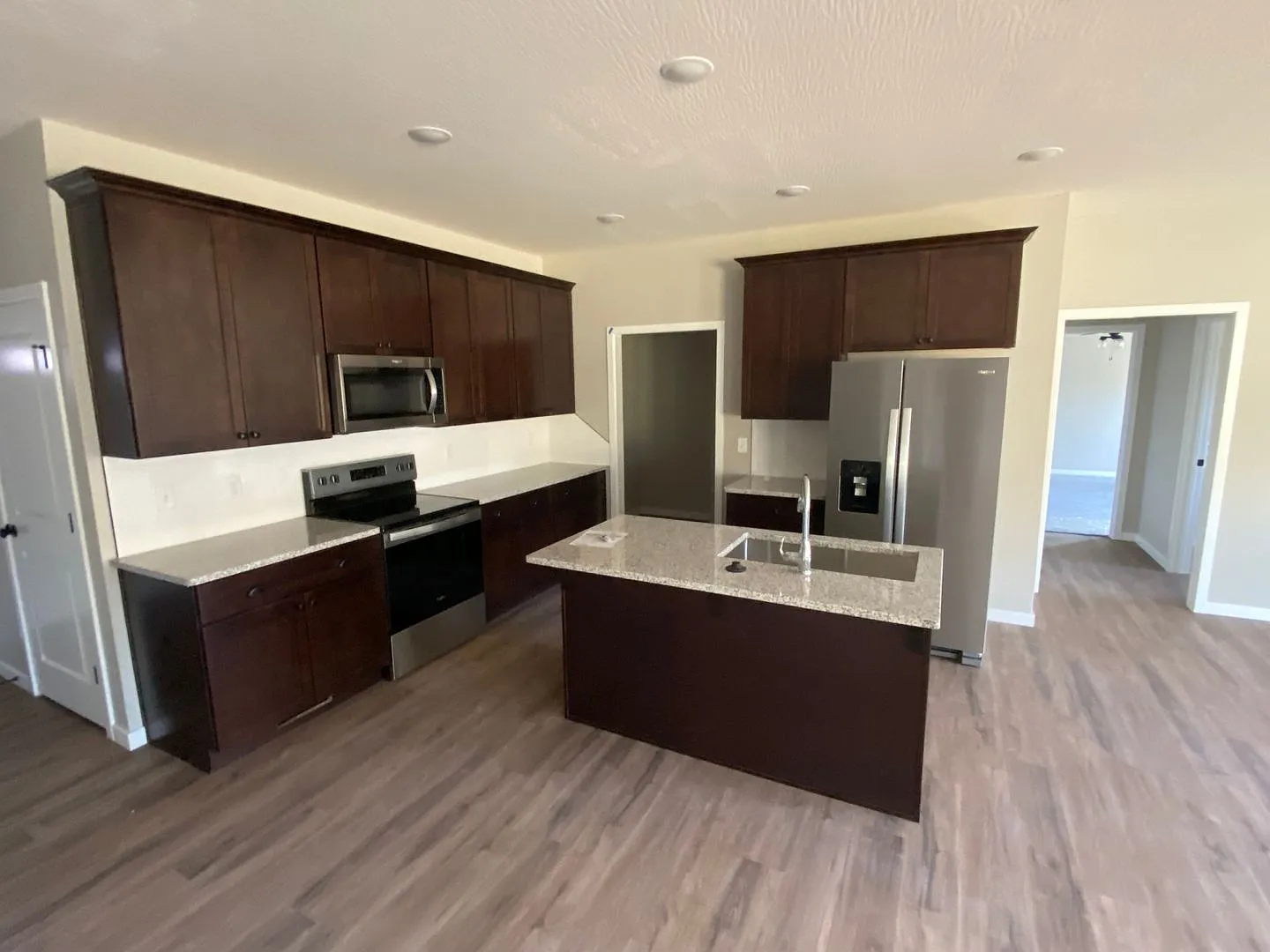Great spacious home in Willard — Photo 3