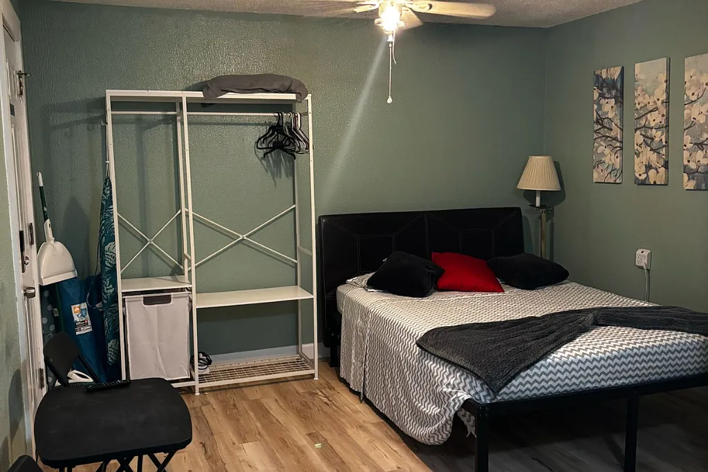 1 bed, 300 sqft, $1,800 — Photo 2