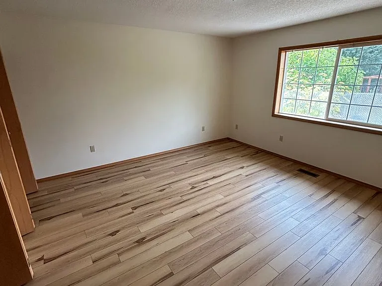 824 NE Ashby Ct — Photo 15