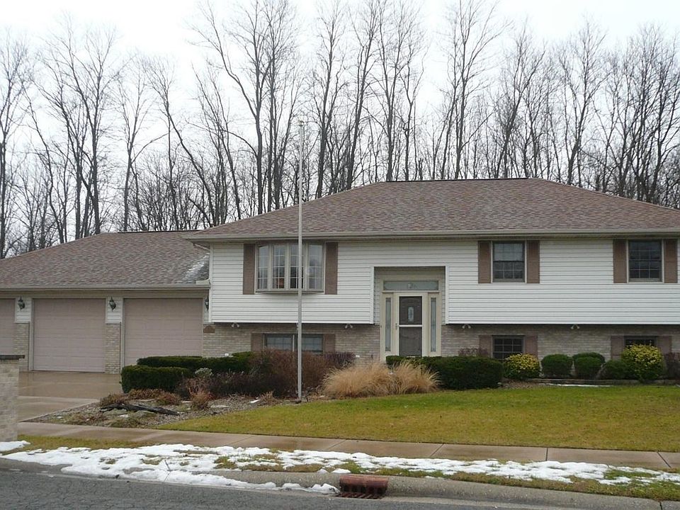Beautiful curb appeal to this brick & vinyl home.