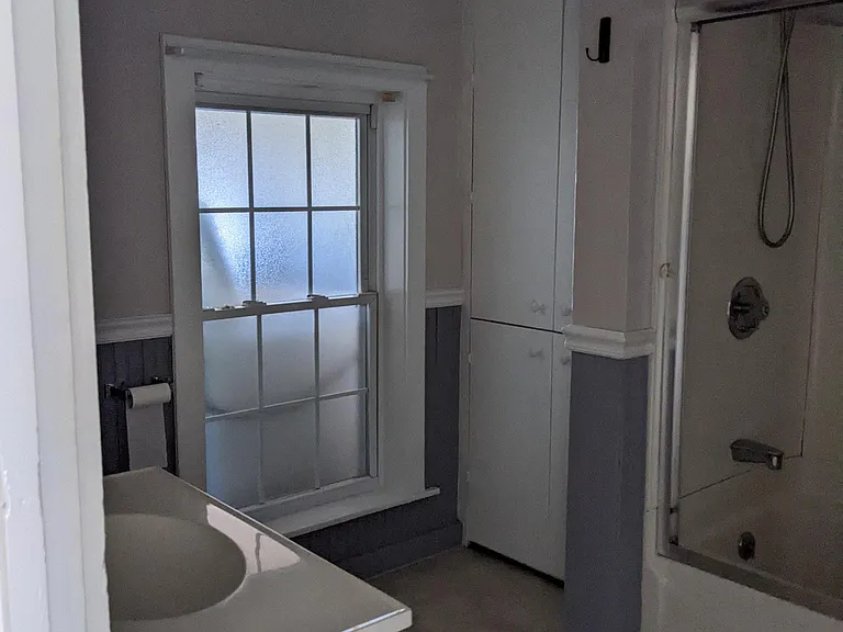 Full bath with shower/tub