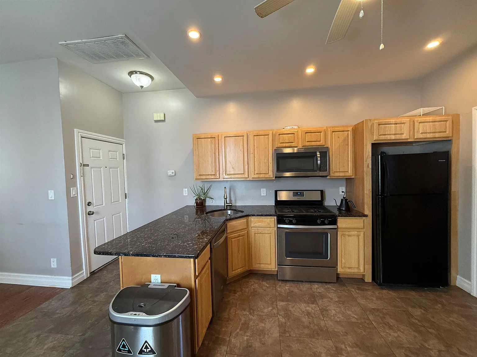 1 bed, 1.0 bath, 850 sqft, $2,200 — Photo 2