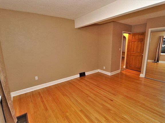4th image of 318 N Oak Knolls Ave