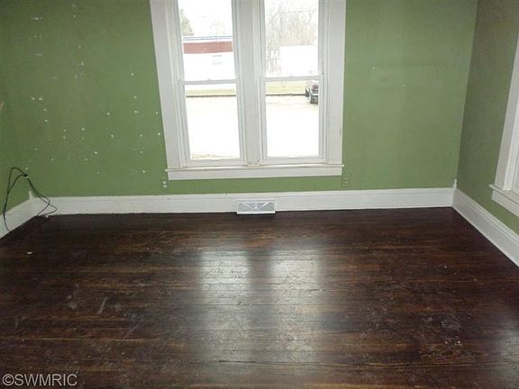 4th image of 215 Bradley St