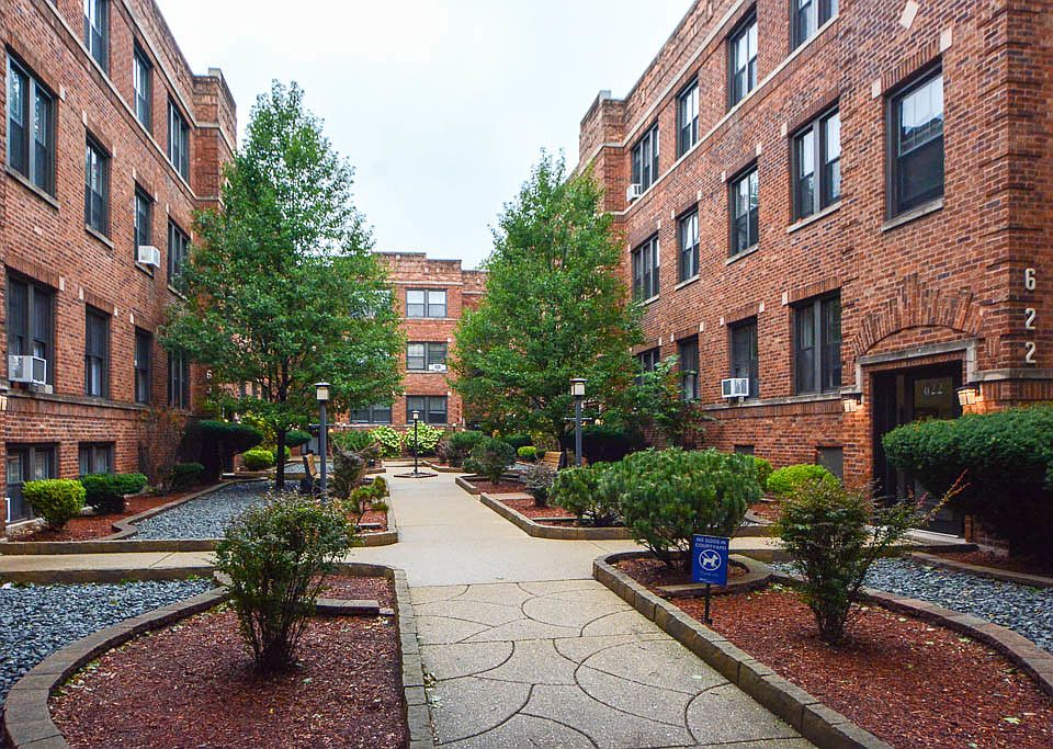 1st image of 626.5 W Cornelia Ave #E5