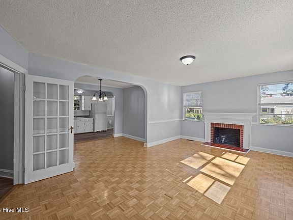 5th image of 2200 Woodland Ave