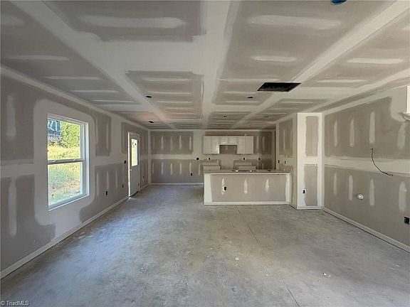4th image of 332 Poppy Ct