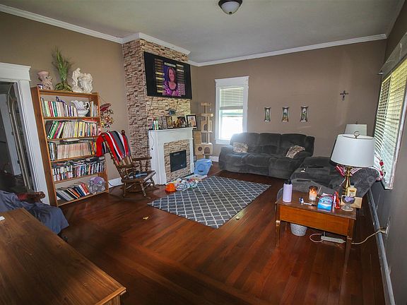 3rd image of 109 S McEuen Ave