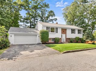 2 Ryan Ln, North Providence, RI 02911