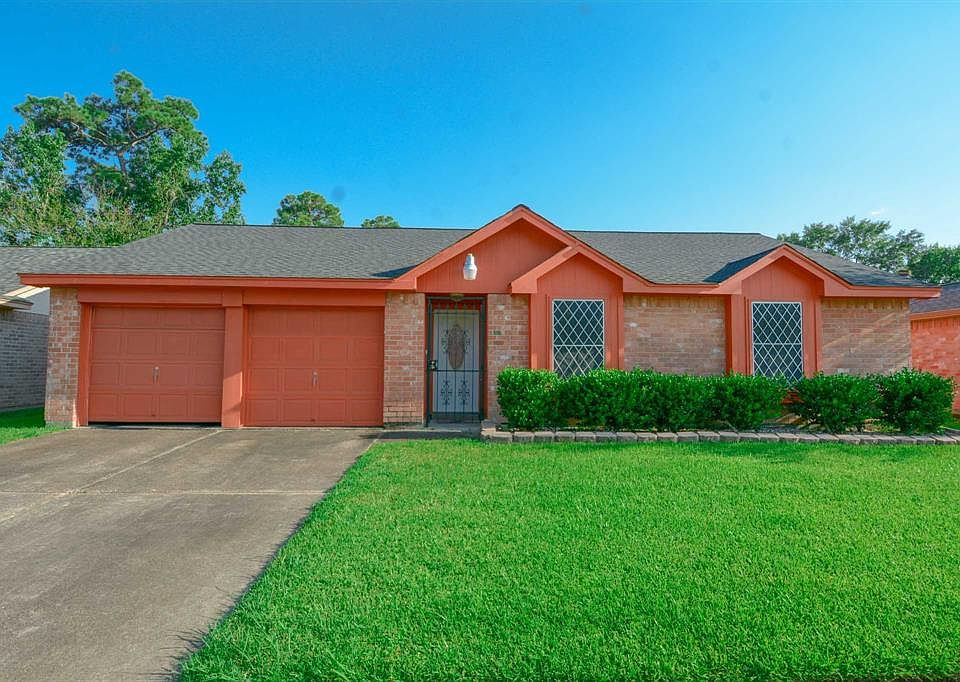 This well maintained 3 bedroom/2 bathroom home is making its debut on the market. Roof and HVAC were both replaced in 2019.