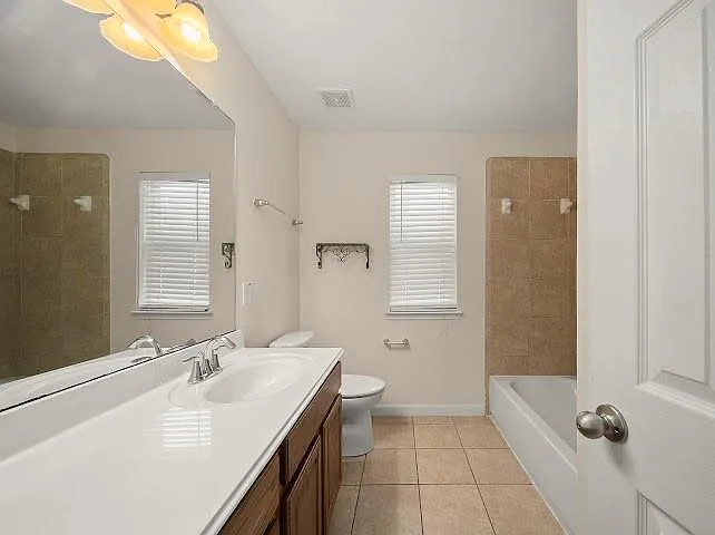 5 bed, 3.5 bath, 3349 sqft, $3,200 — Photo 4