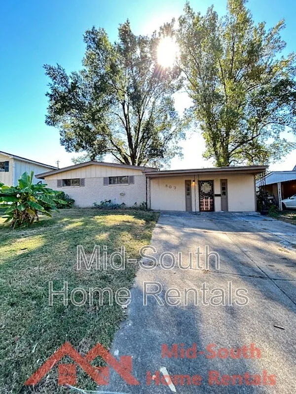 3 bed, 1.0 bath, 1872 sqft, $1,350 — Photo 1