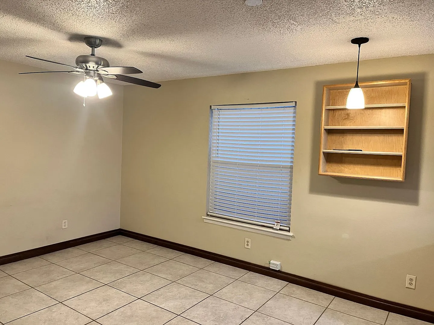Beautiful 2 Bed - 1 Baths Apartment Part Of A Triplex — Photo 3