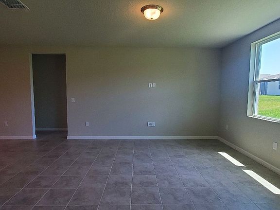 4th image of 877 Cambridge Dr