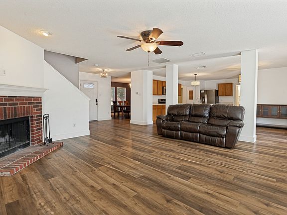 3rd image of 1421 Logan Dr