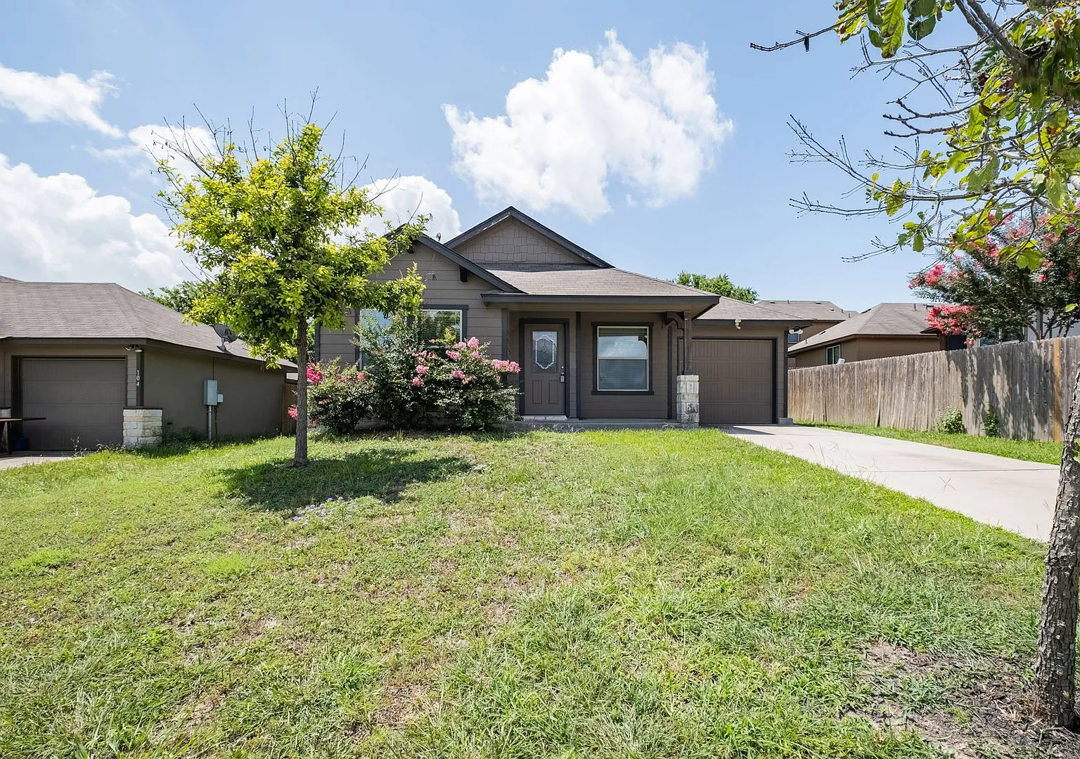 Convenient 3 Bedroom, 2 Bath Home in Jarrell w/ 1-Car Garage — Photo 2