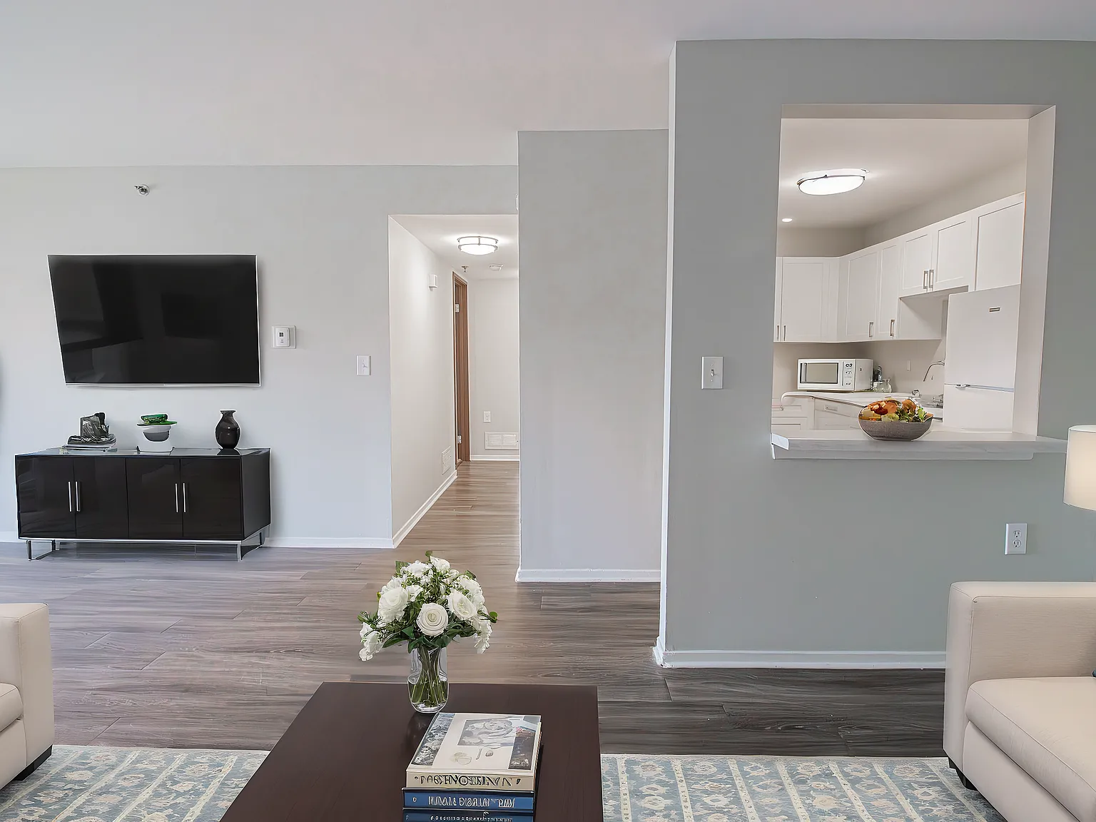 University Club Apartments — Photo 2