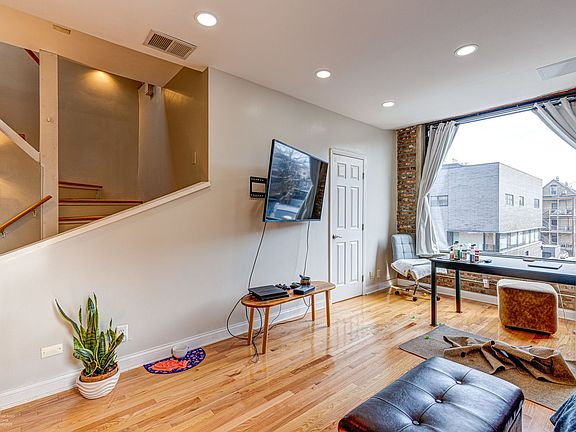 3rd image of 1010 N Wood St #3F
