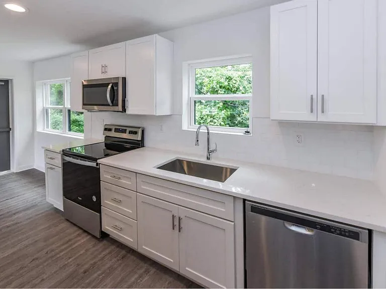 1530 Hawthorne Ln — Photo 10