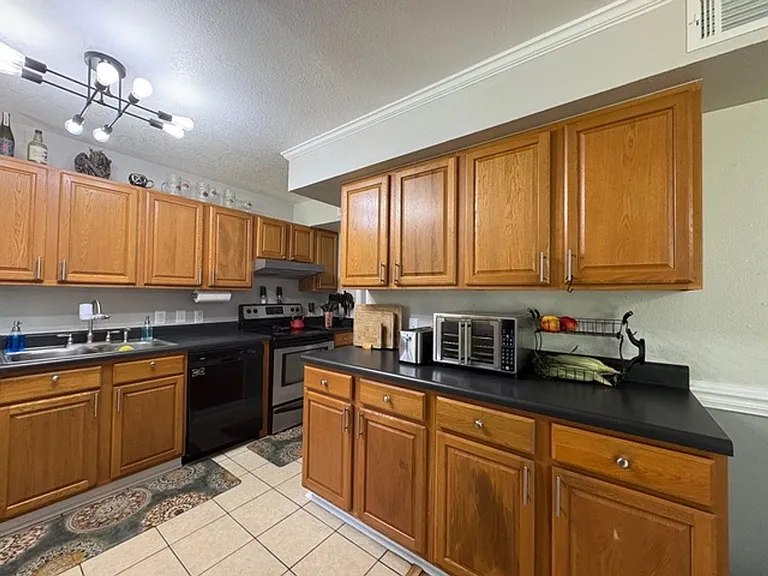 374 Lloyd St — Photo 7