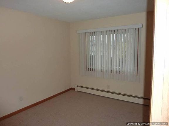 bedroom w/walk-in closet