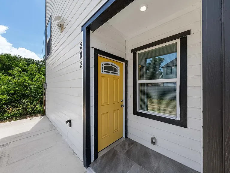 323 Gabriel St #202 — Photo 4