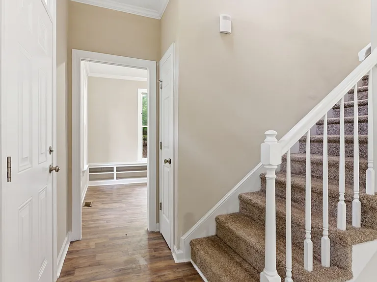 102 Markham Dr — Photo 8