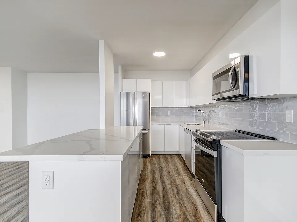 370 Ridelle Ave