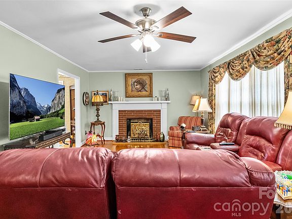 5th image of 308 Taubrook Pl NW