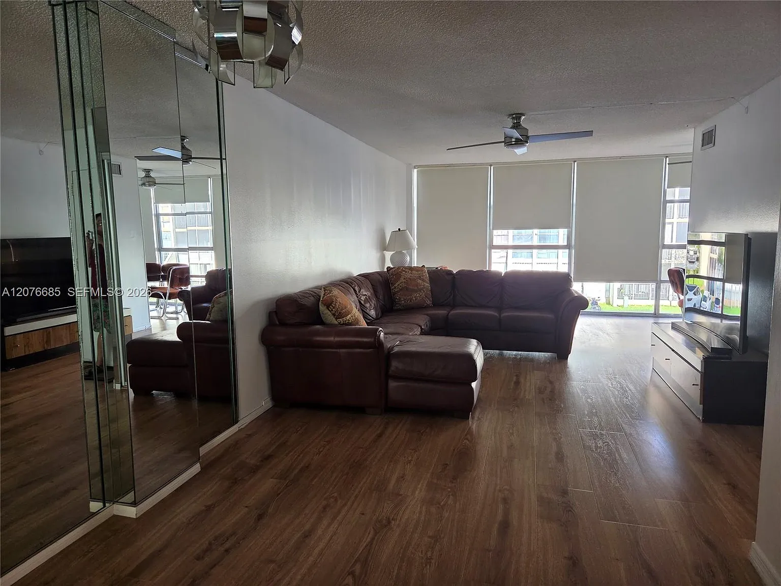 Desoto Park Condo — Photo 1