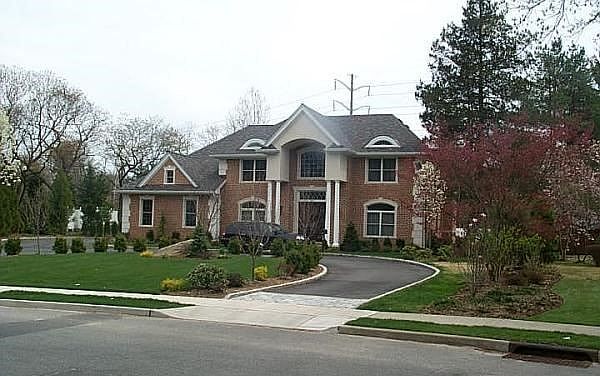 2nd image of 22 Barnyard Ln