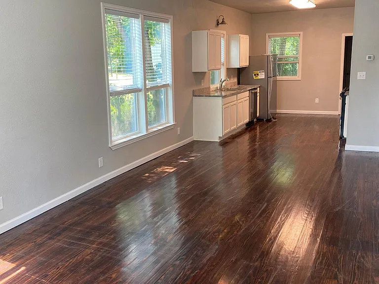 1321 E Cherry St — Photo 2