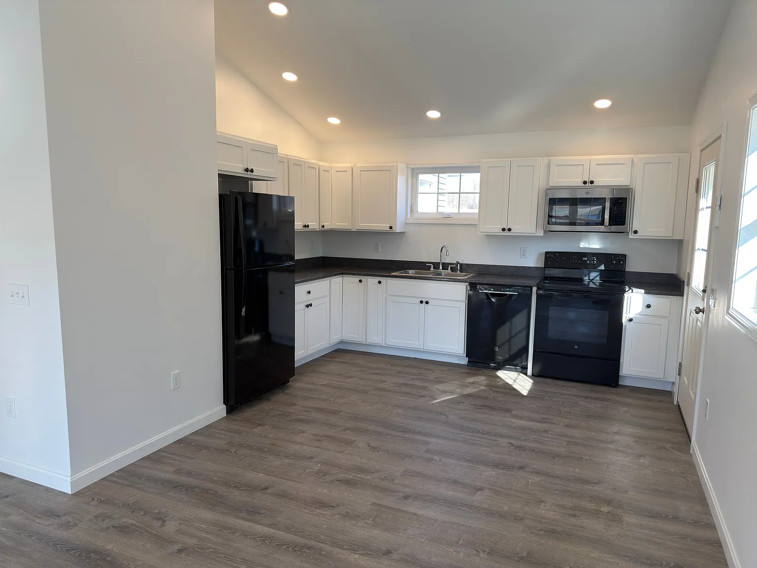 2 bed, 1.0 bath, $1,800 — Photo 2