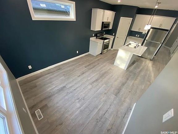 4th image of 3067 Elphinstone STREET