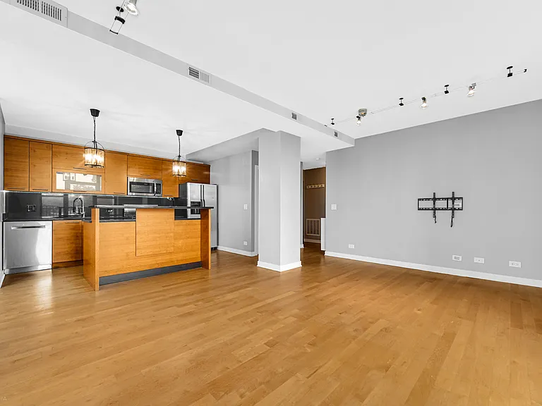 811 W Eastwood Ave #204 — Photo 4
