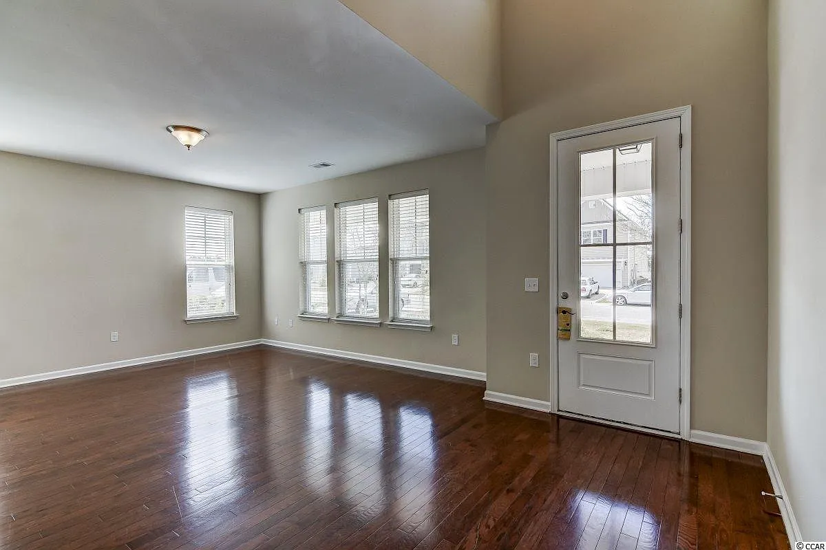 5 bed, 4701 sqft, $3,375 — Photo 3