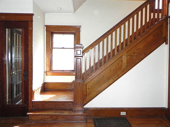 4th image of 704 Washington St