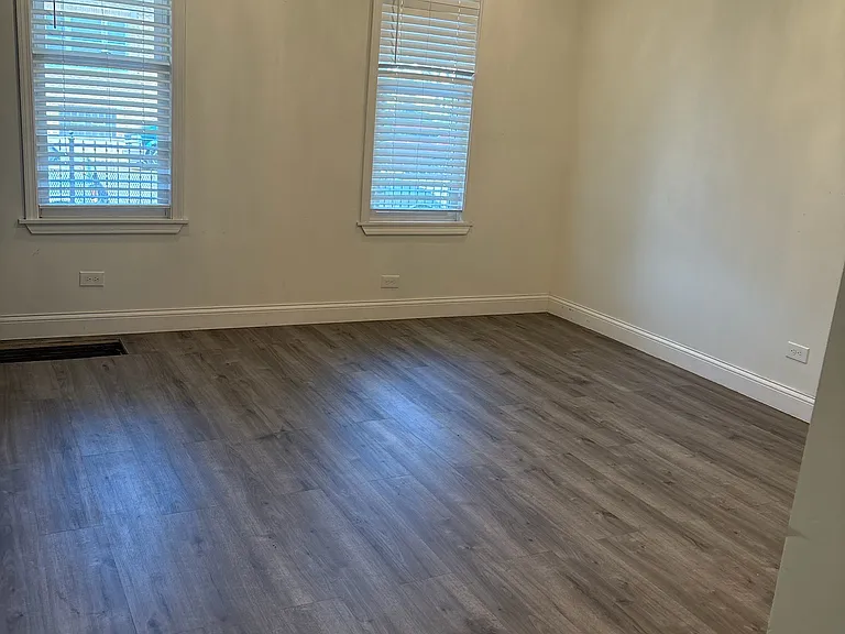 2237 S Oakley Ave — Photo 13