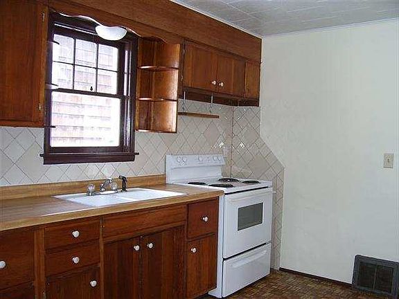 4th image of 140 W Gogebic St