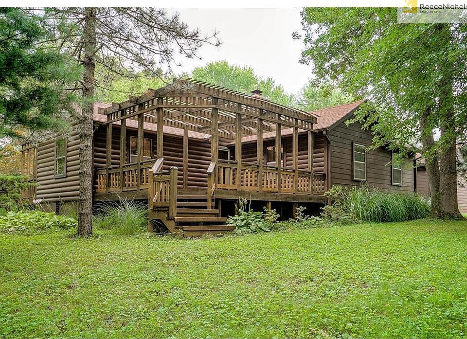 Treed lot with large beautiful cedar deck. Wonderful place to enjoy your evening meal.