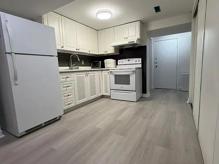 16 Farmington Cres #BASEMENT — Photo 2