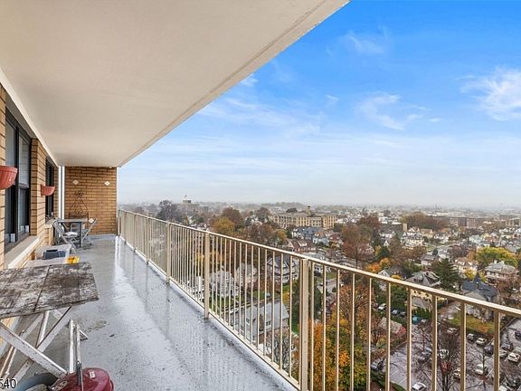 5th image of 285 Aycrigg Ave APT 18E