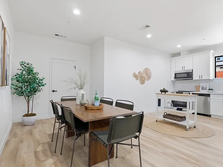 4421 Phelan Ave — Photo 4